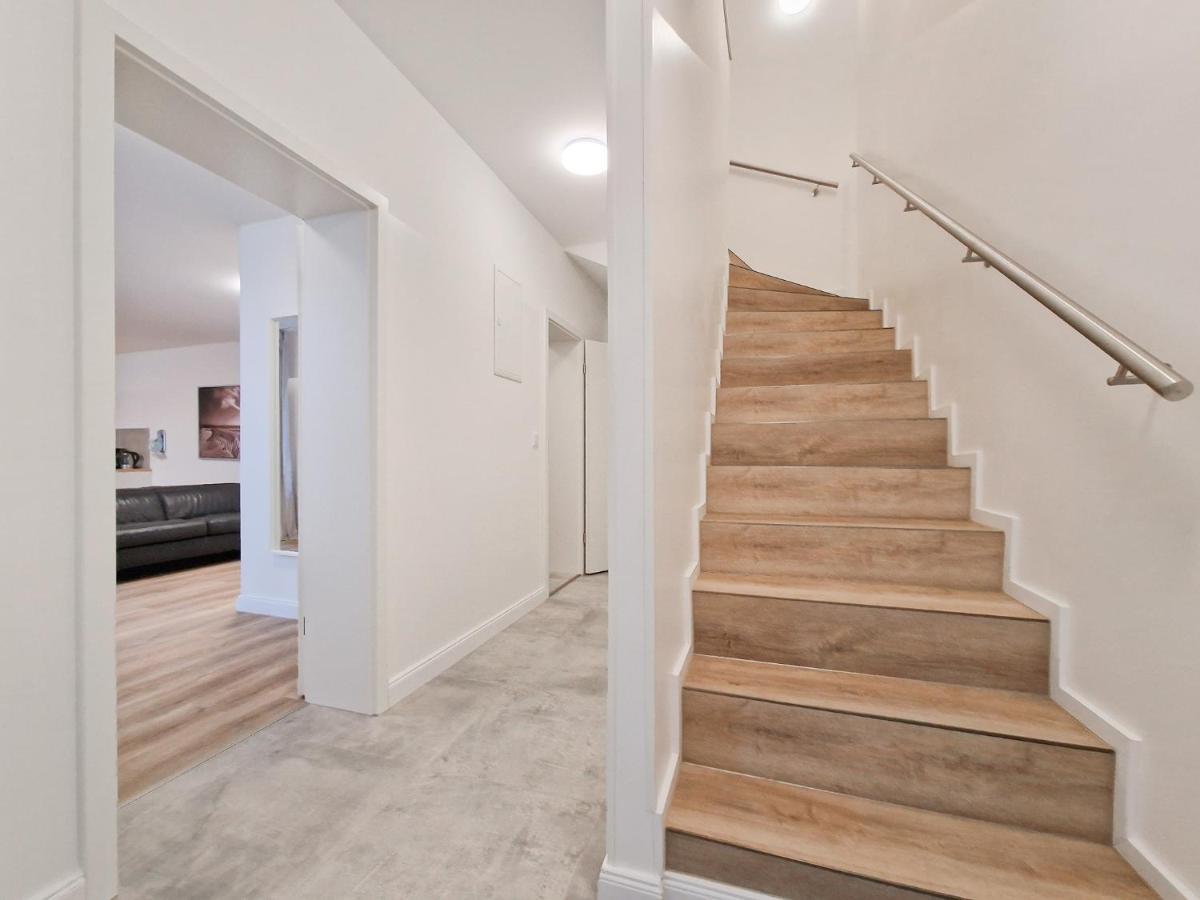 Appartamento Raj Living - With 3 - 15 Min Messe Dus & 10 Min Old Town Dus *